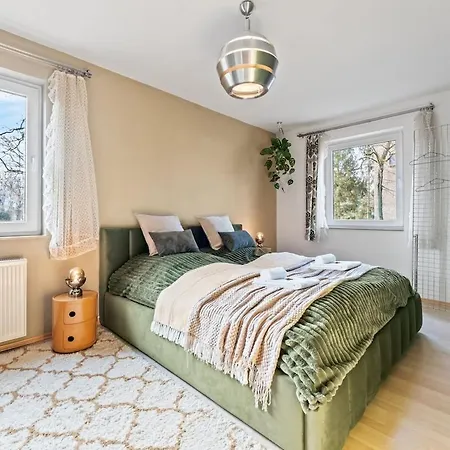 3 Zimmer, Beamer, Balkon, Apartment *