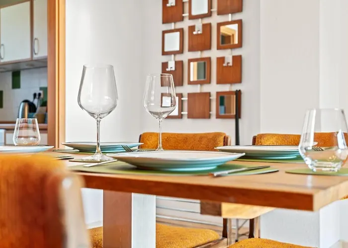 3 Zimmer, Beamer, Balkon,